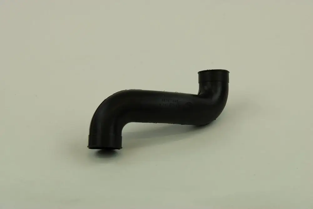Schwarzer Gasschlauch mit einer gebogenen Form. Das Produkt ist von der Marke Bosch und hat zwei Anschlussenden.